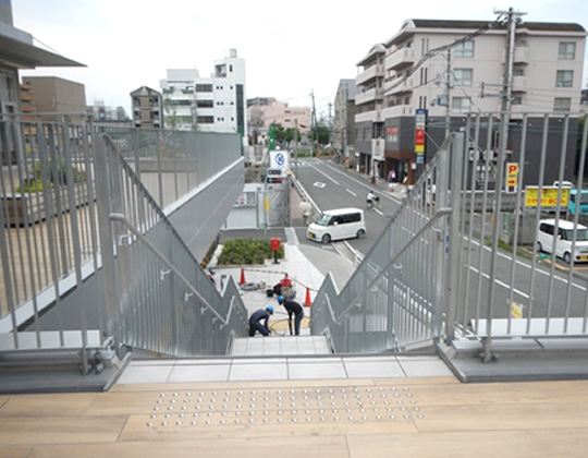 西口から道路におります。