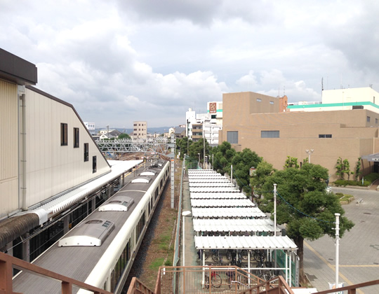 JR高田駅東口から北に向かいます。