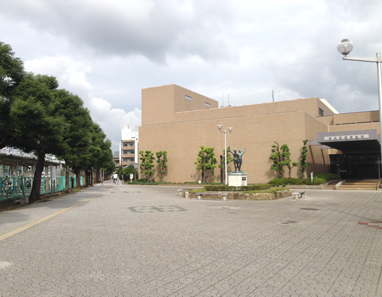 駅を出た後はJRの線路沿いを北に進みます。